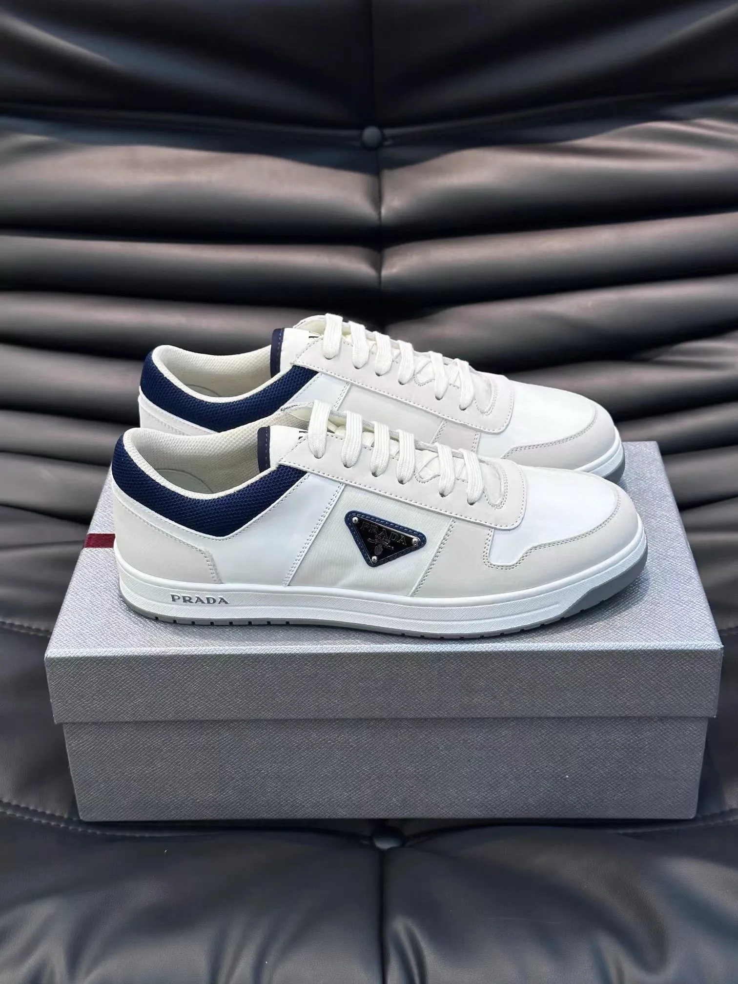 Factory price: 400💰Prada new men's leather sports shoes, the highest version on the market, any comparison is welcome🆚! The original leather has excellent texture and is super high-end! Fetal sheep net lining imported from Italy, removable pad! Luxurious materials and fine workmanship, highly recommended! Code number: 38-44, customized 45